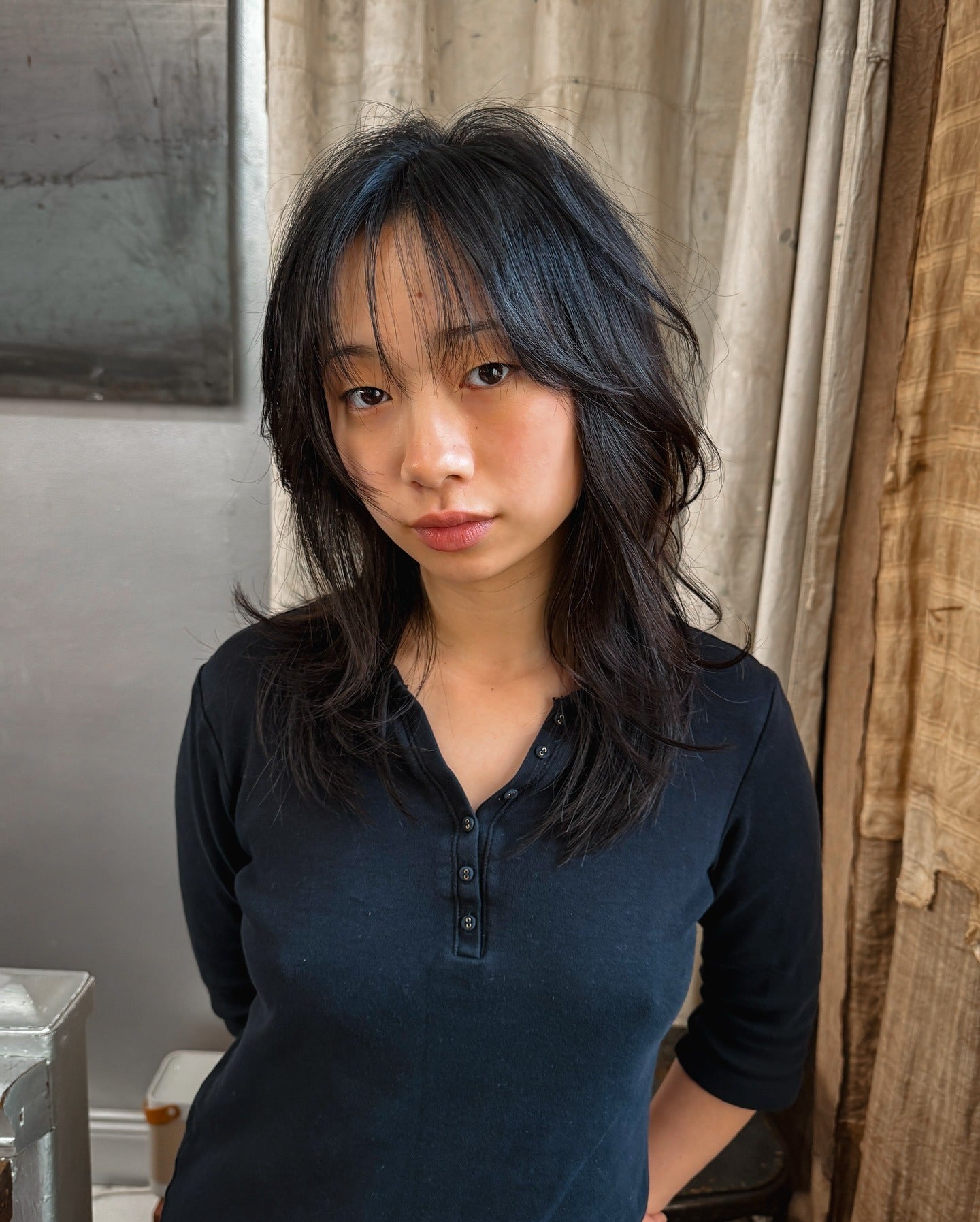 15. Wispy Midnight Shag mit Gesichtsfaktoren (mittelgroße Shag-Frisuren)