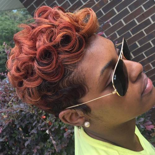 Afroamerikanische rote Curly -Pixie