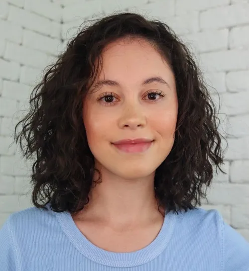 Pflegeleichter, lockiger Haarschnitt mit Volumen an der Spitze 