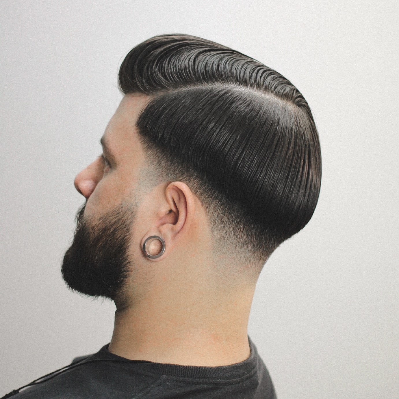 Schlanker Kamm über verblassender Frisur