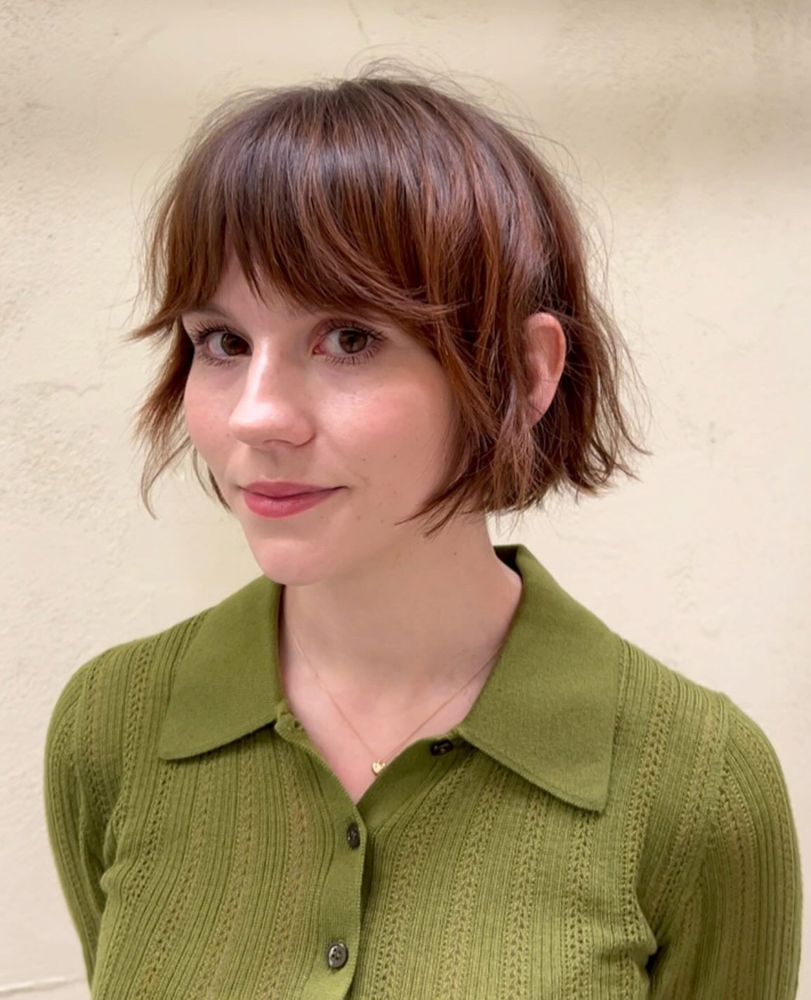 16. Lufter französischer Bob mit gefiedertem Rand in warmer Kastanie (französisches Bobhaar)