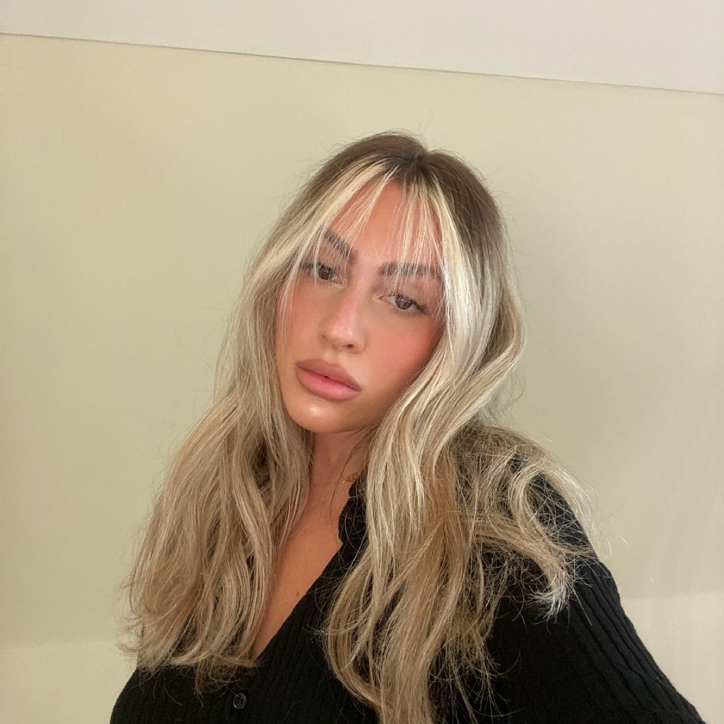 16. Butterblonder Shag mit weichen, feinen Fransen (Wispy Bangs-Frisuren)