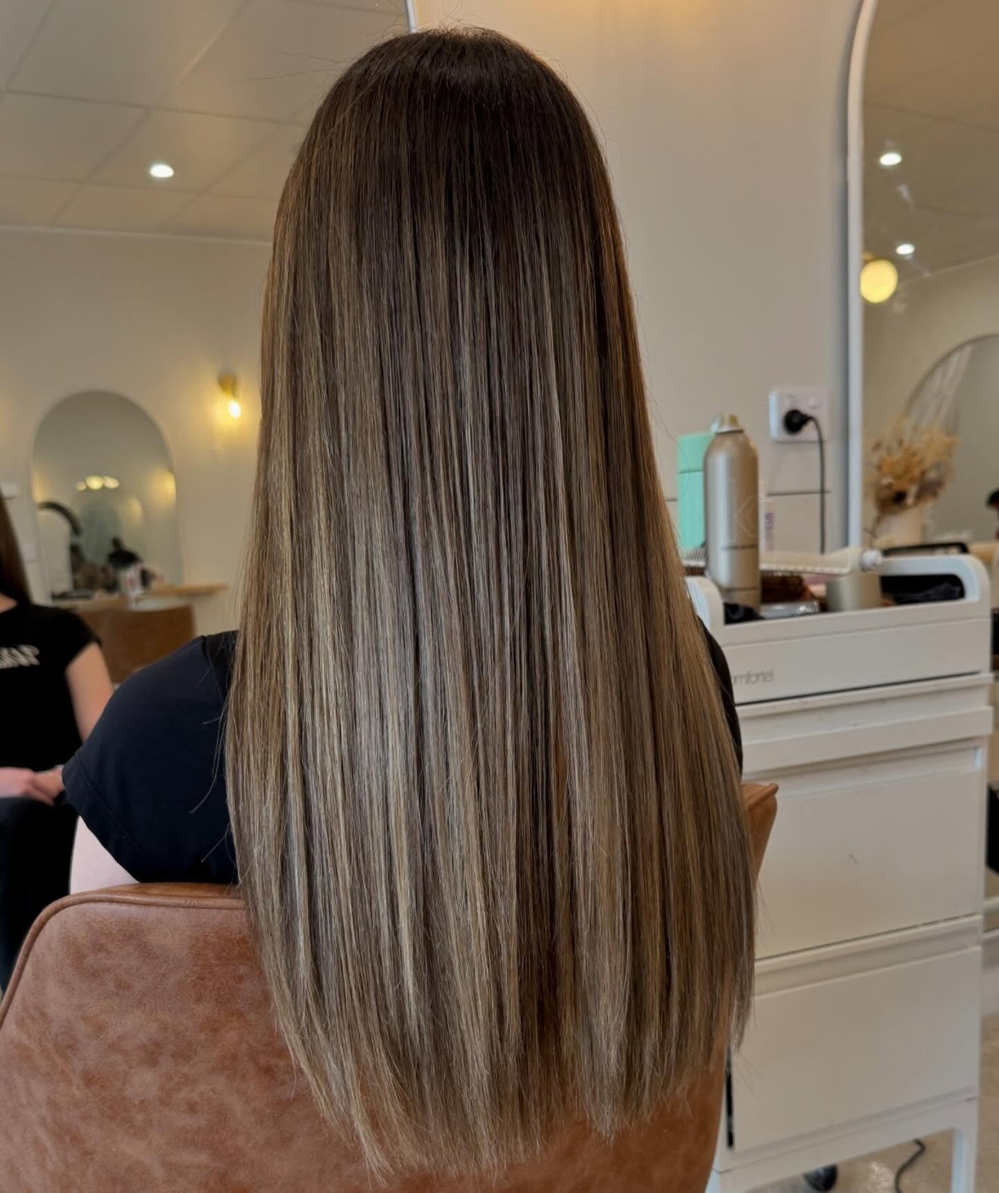 16. Coole Brünette mit Mikrobalayage (gerade Frisuren)