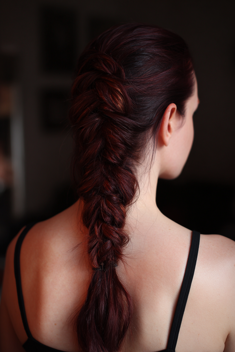 16. V-förmiger Zopfschwanz aus dunklem Mahagoni (Wikinger-Frisuren für Frauen) – Wikinger-Frisuren für Frauen