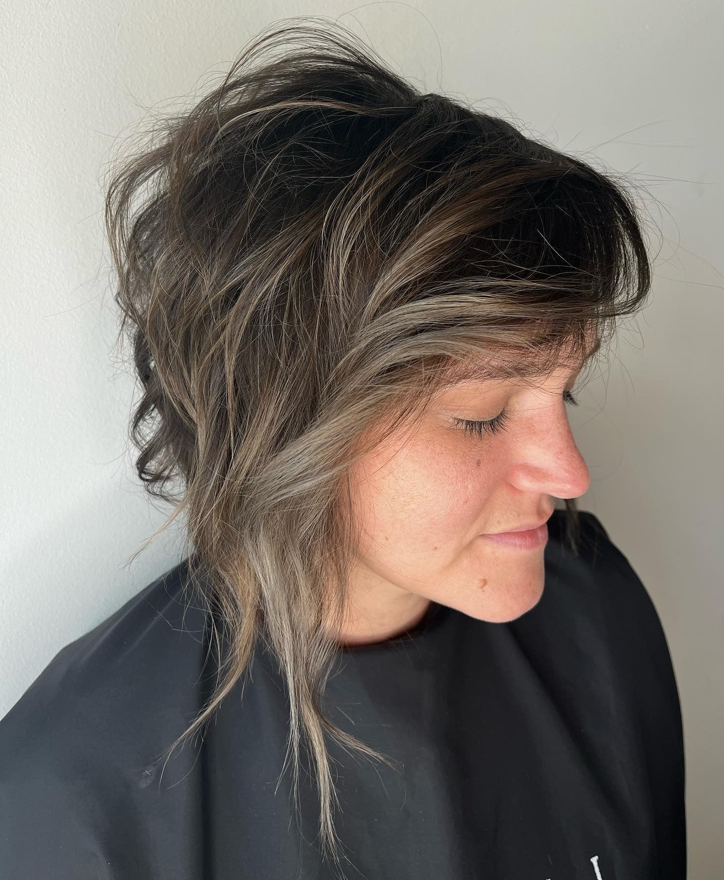 16. Trennung Shag Bob mit rauchigen Schichten (asymmetrische Frisuren)