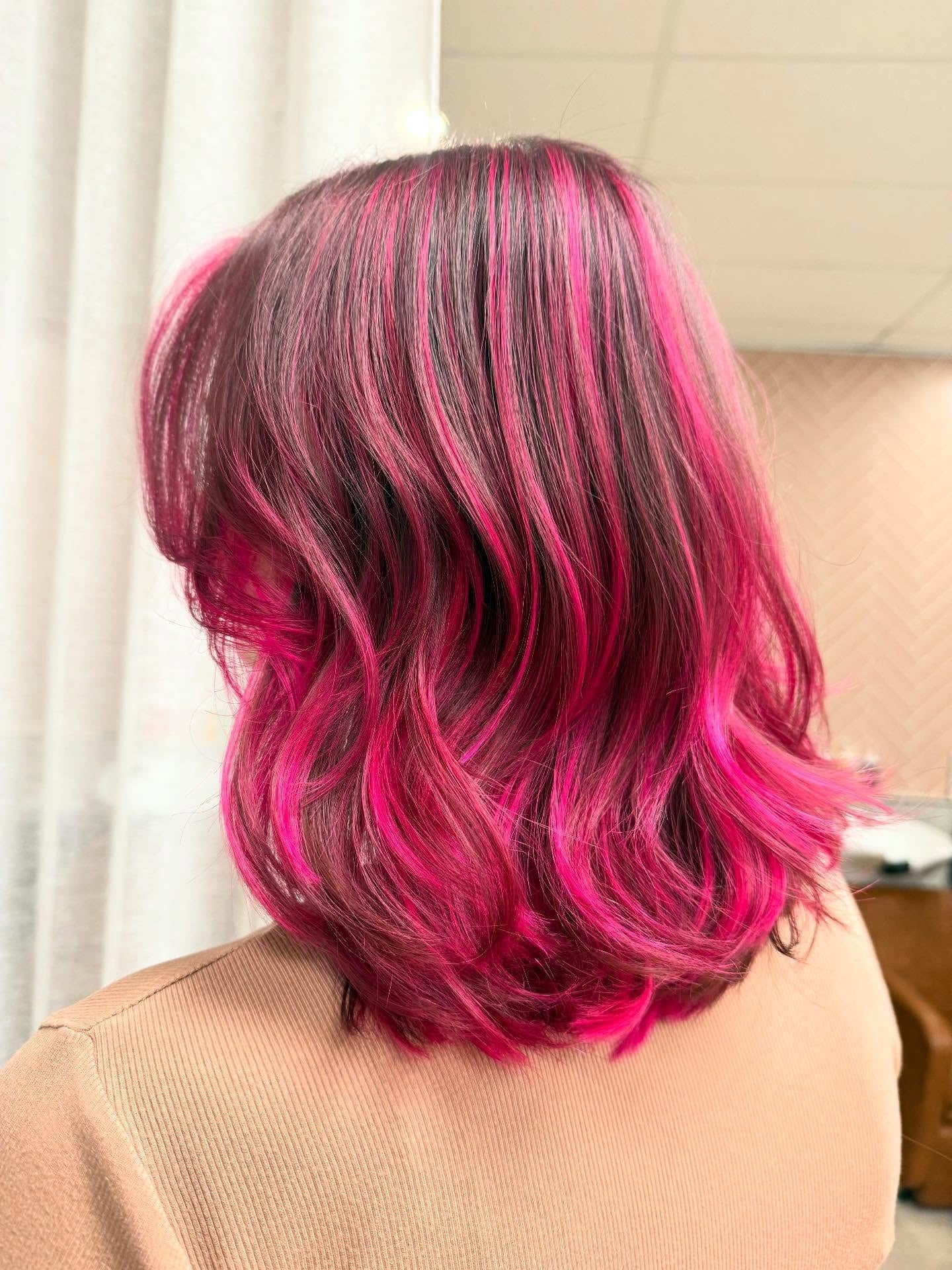 16. Elektrische rosa Highlights auf der Brünetten Basis (rosa Haarfarbe)