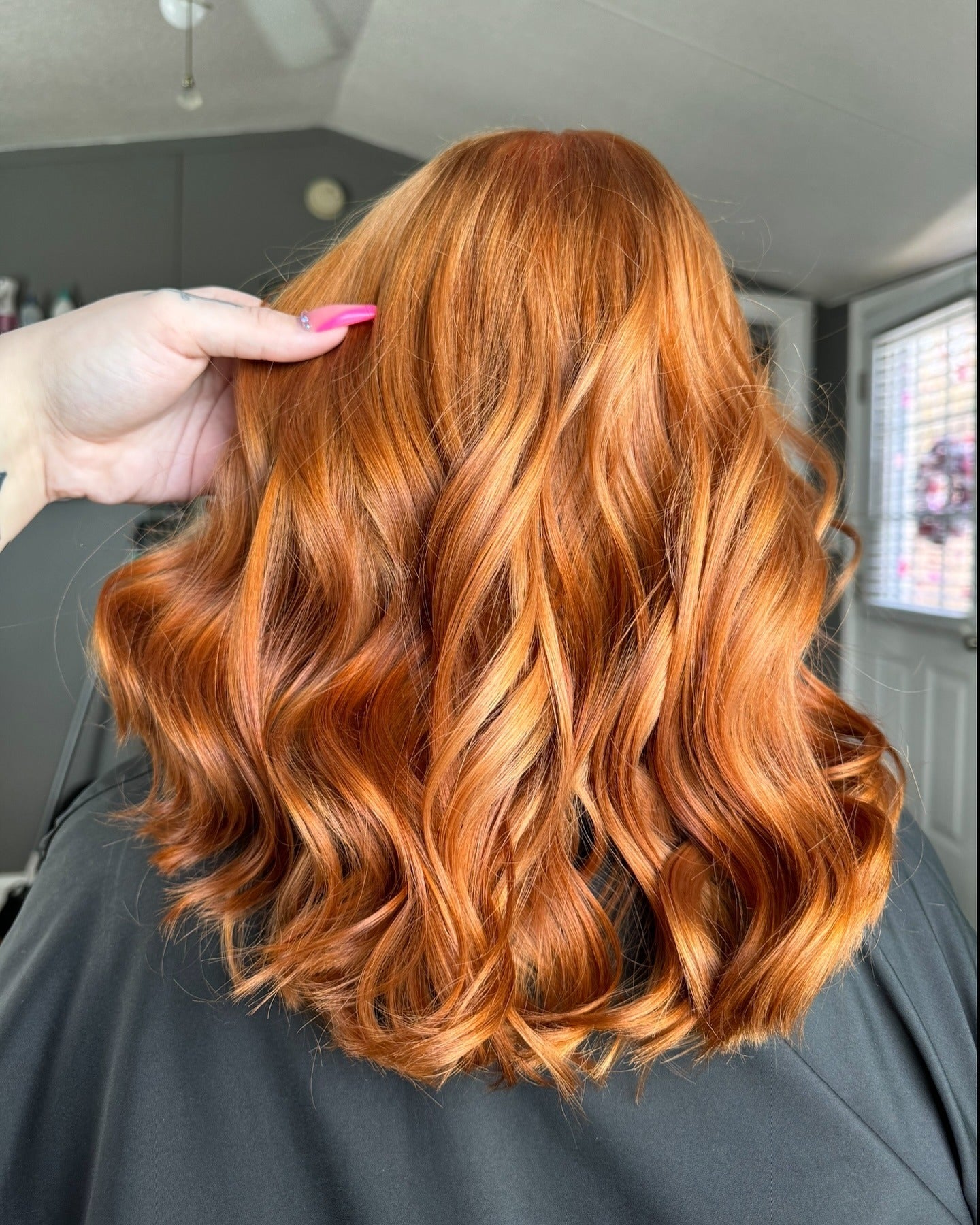 16. Hochglänzende orangefarbene Kupferlöcke auf mittlerer Schnitt (Ingwer Haarfarbe)