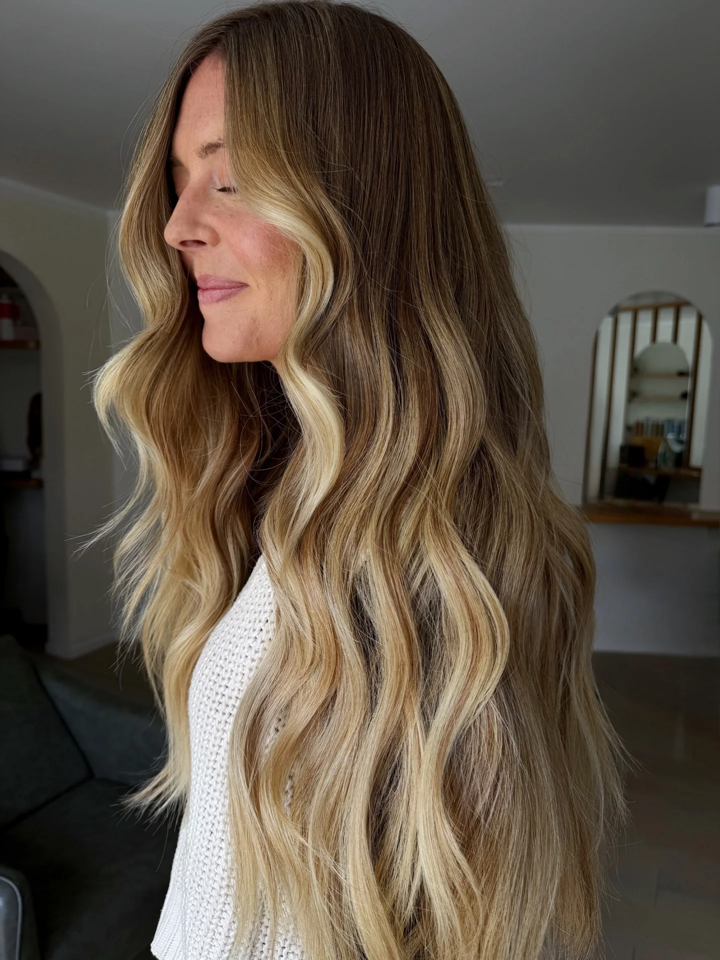 16. Honey Blonde Lived-In Balayage mit langen, lockeren Wellen (Honigblonde Haarfarbe)