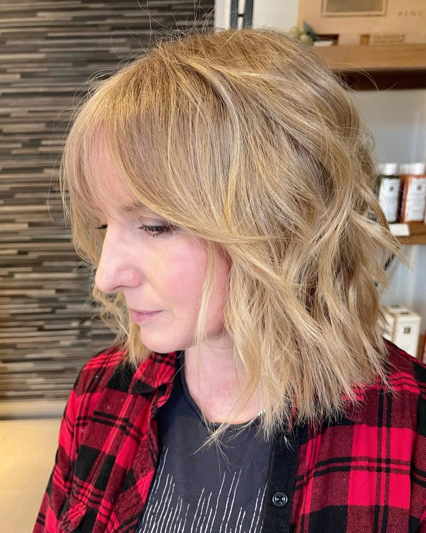16. Layered Wavy Bob mit Vorhangfransen in hellem goldenem Blonde (zottelige Bob -Frisuren)