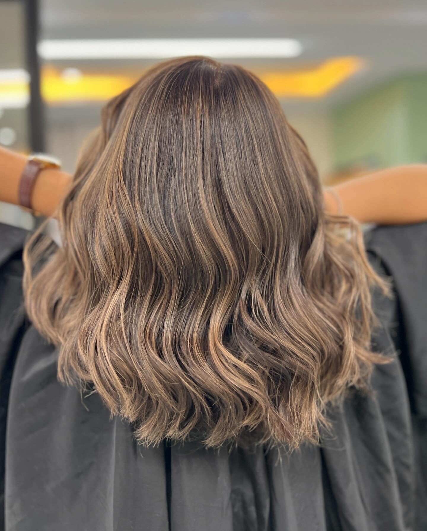 16. Toffee mit mittlerer Länge mit glänzenden Locken (hellbraunes Haar mit Highlights)