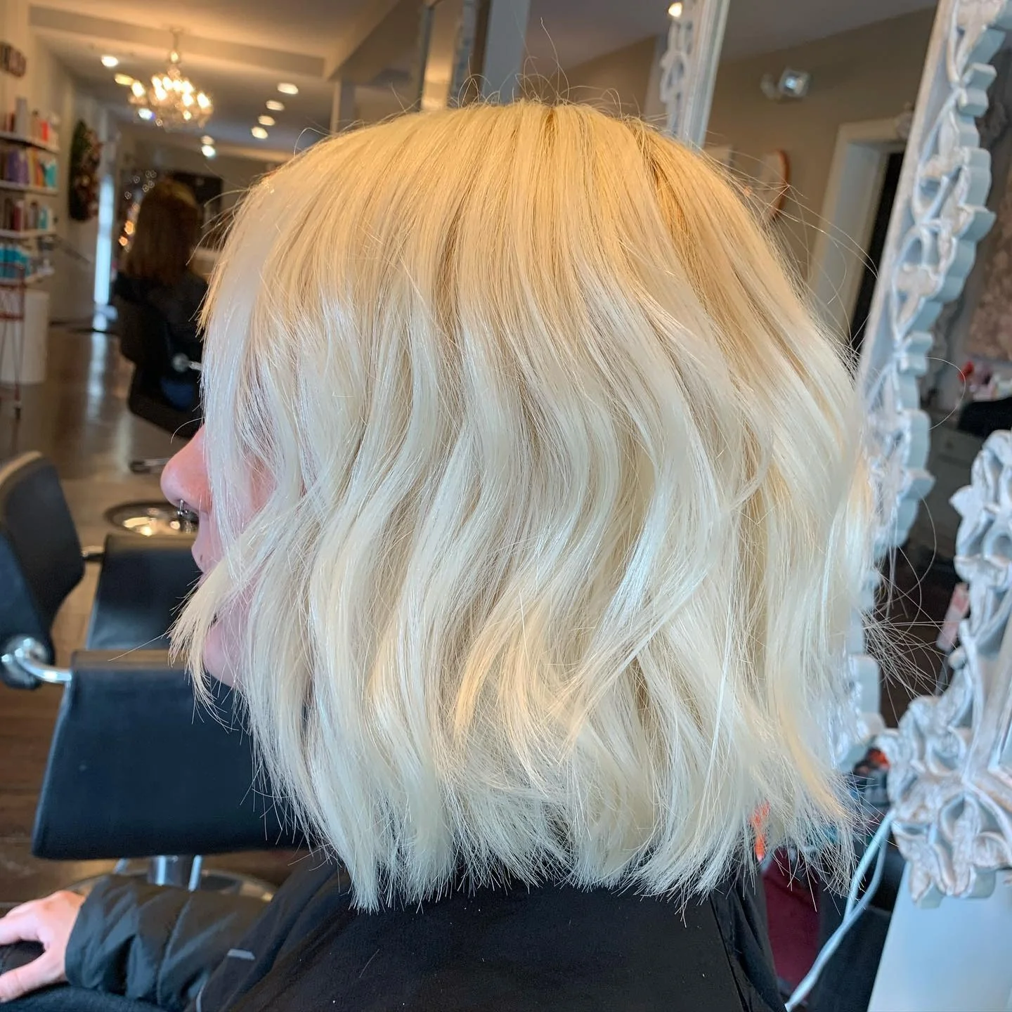 16. Platinblonder schulterlanger Schnitt mit weicher Textur (schulterlanges Haar)