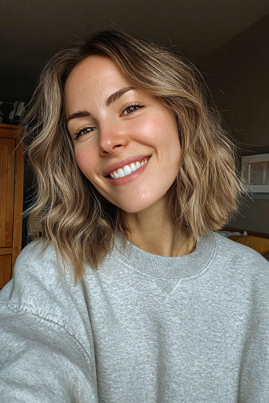 16. Entspannter gewellter Lob in Beige Bronde (Neue Frisuren für Frauen über 40) – Neue Frisuren für Frauen über 40