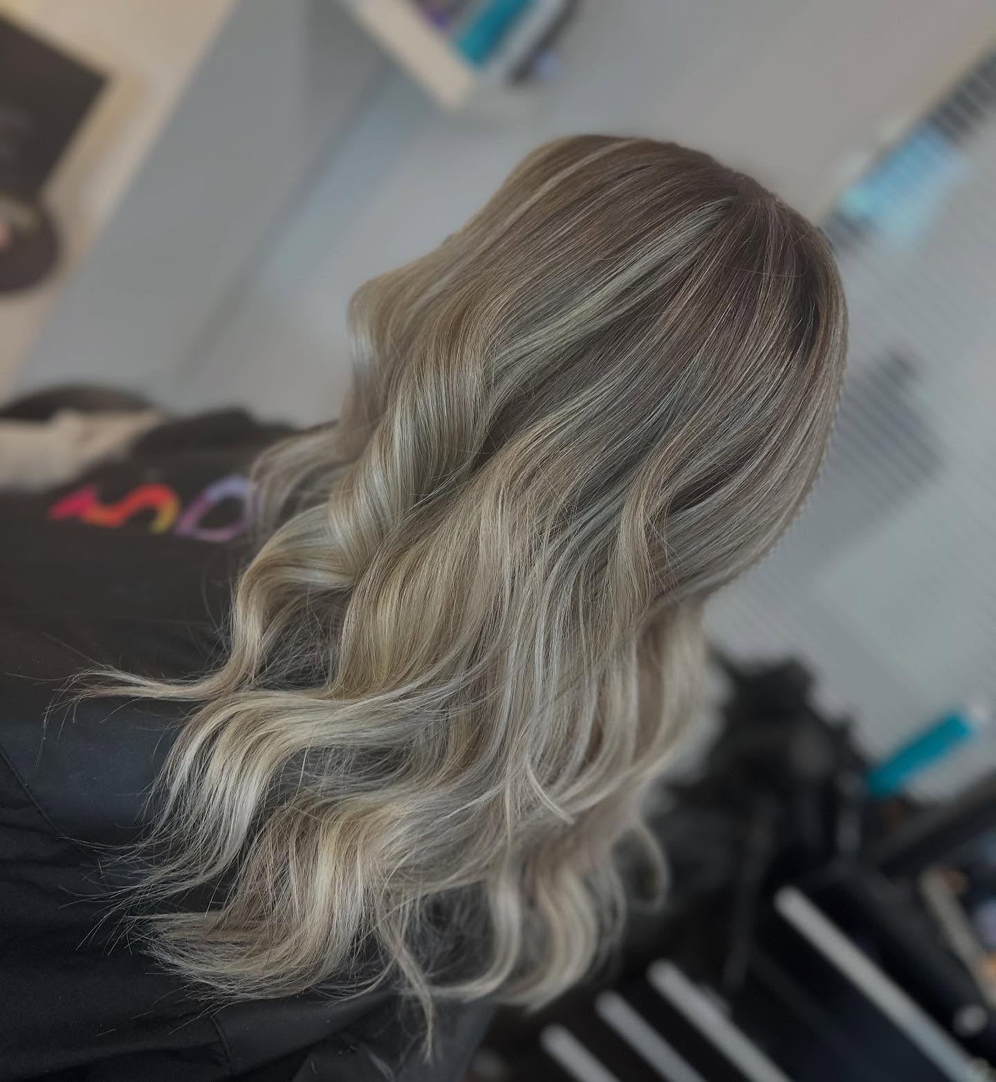 16. Sandiges, aschblondes Balayage mit sanften, lebendigen Wellen (aschblonde Haarfarbe)