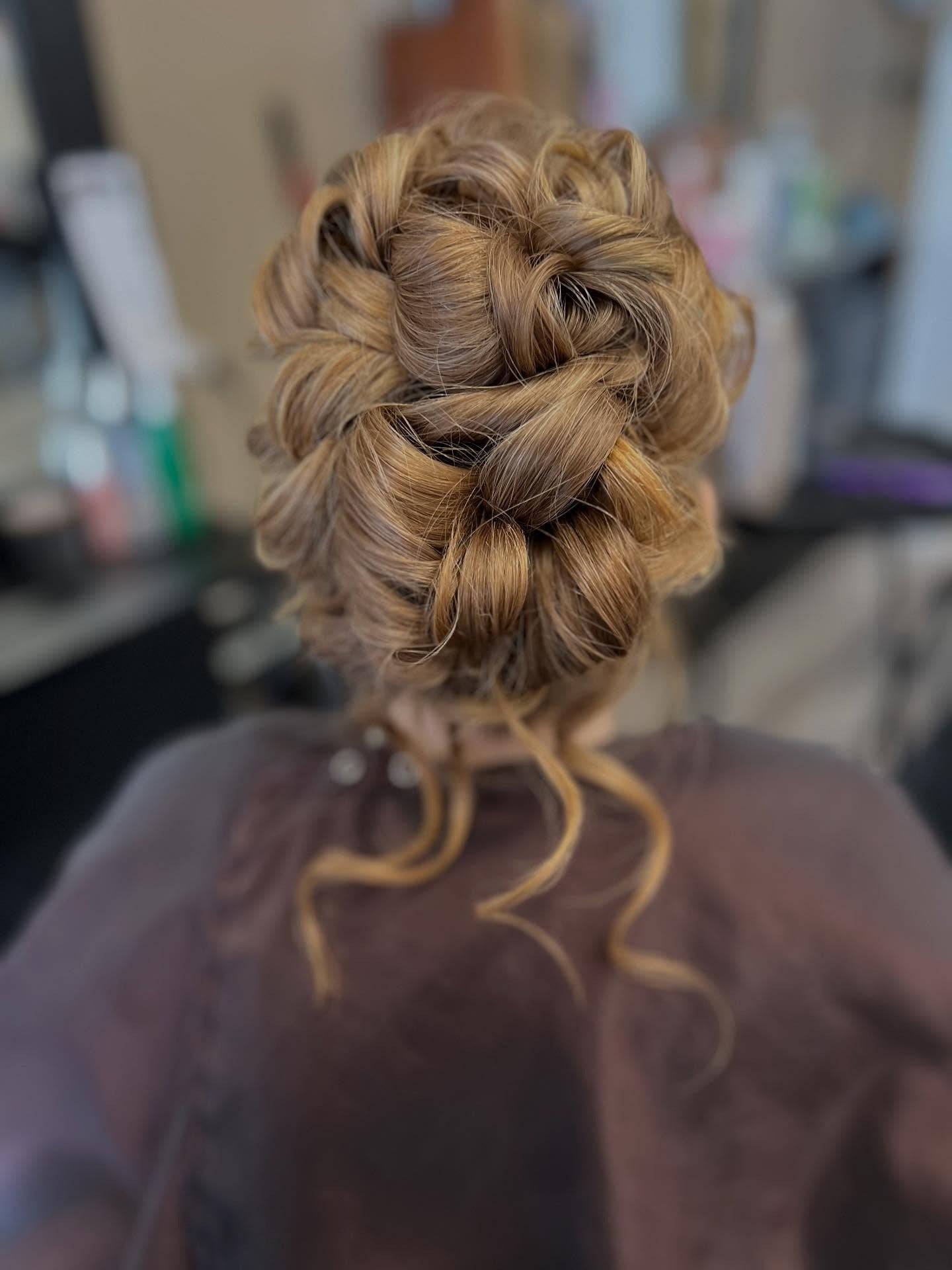 16. Skulptiertes Twist -Brötchen mit Honigblonden Tönen (Abschlussballfrisuren)