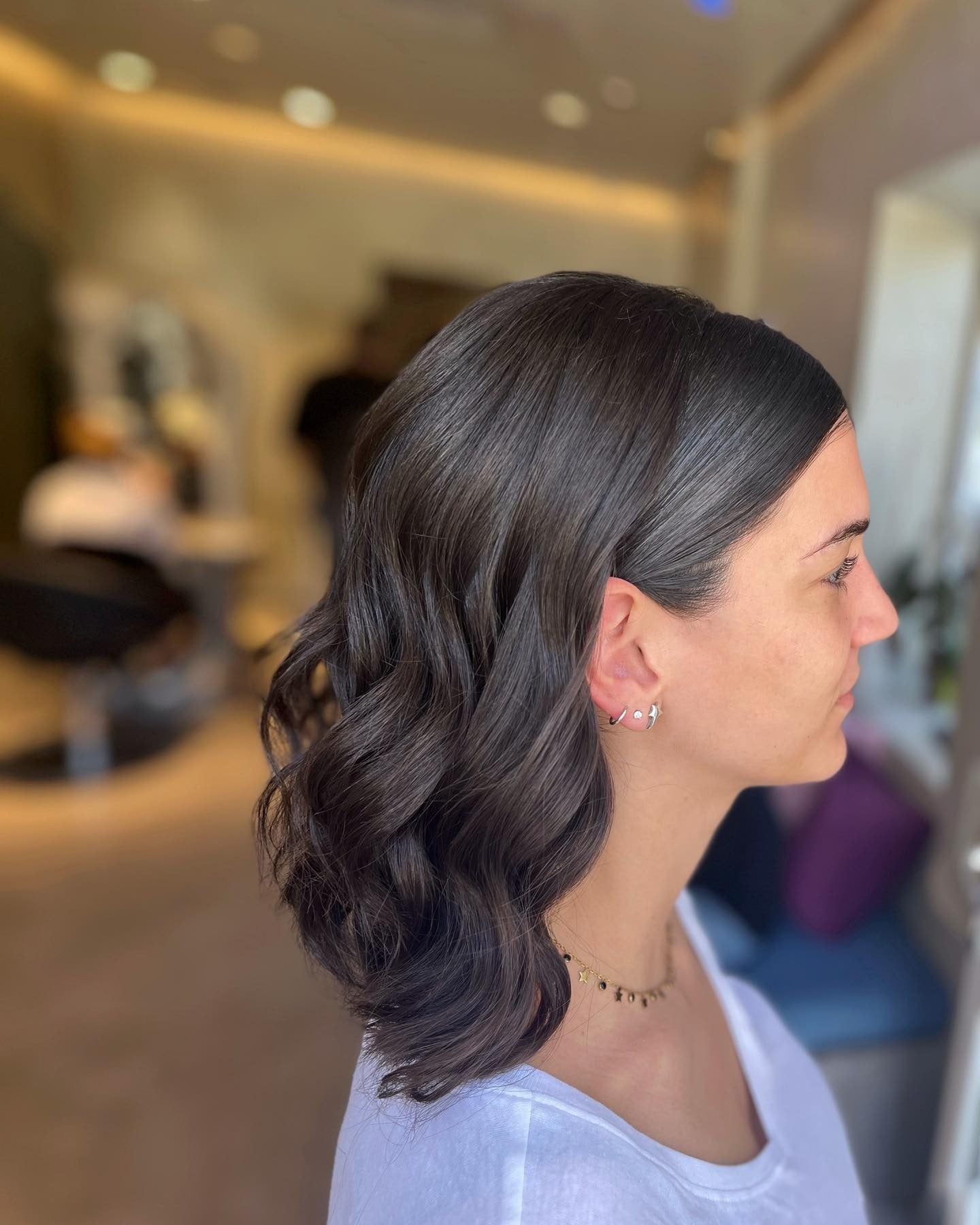 16. Schulterlange weiche Wellen in dunkler Aschebraun (wellige Frisuren)