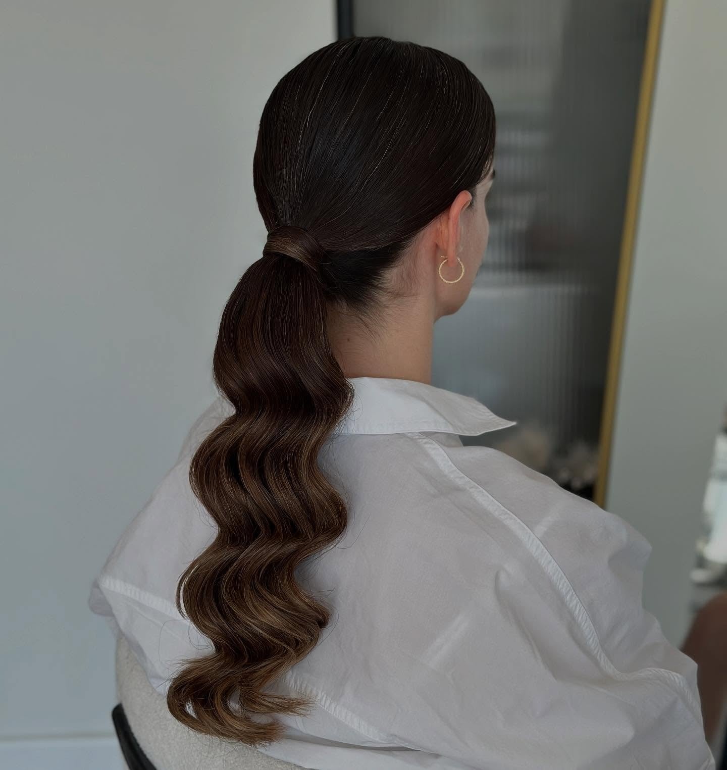 16. Schlanker gepackter Pferdeschwanz mit glänzendem Espresso und Karamellbalayage (Brautjungfernfrisuren)