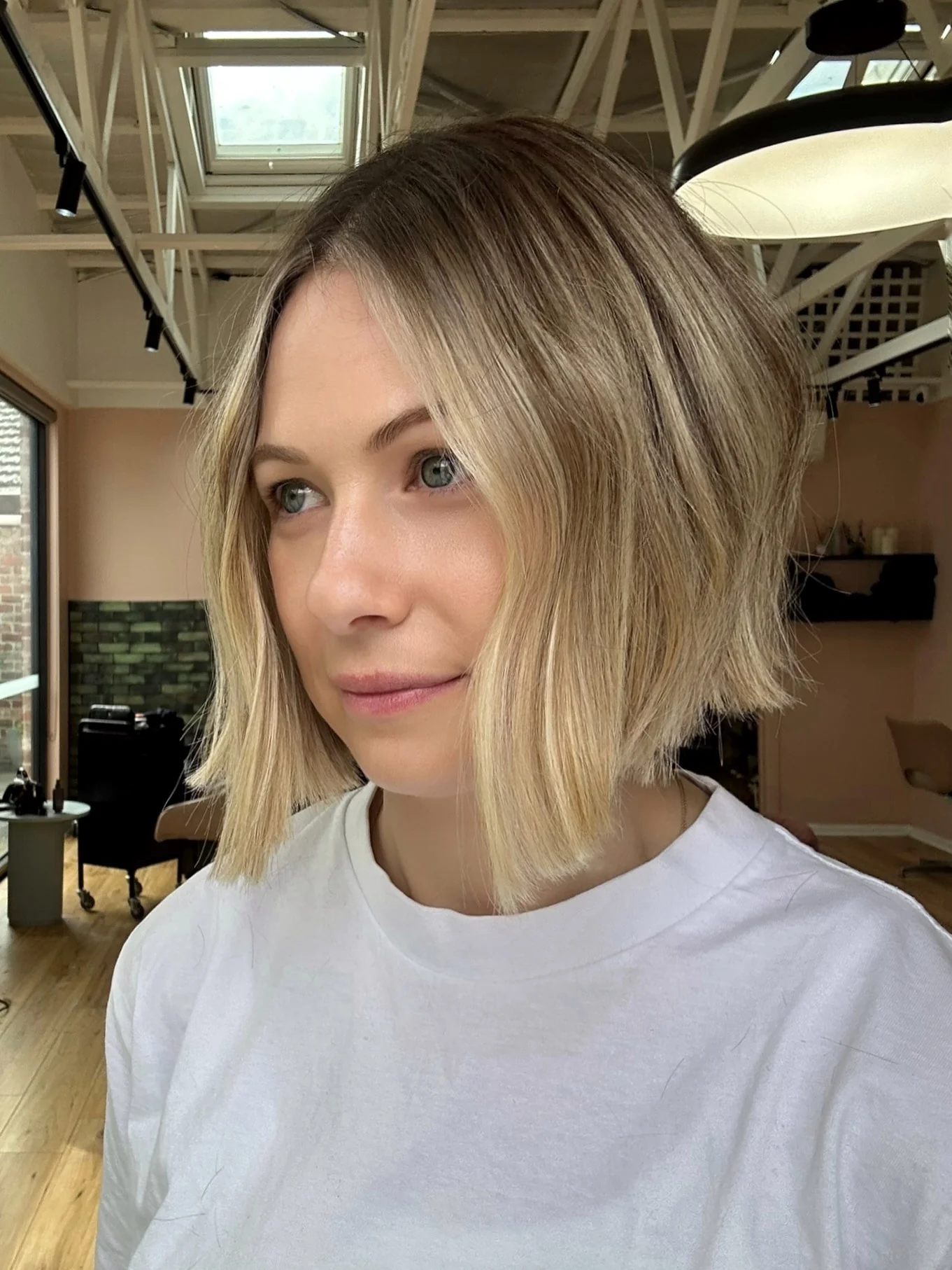 16. Blonder Bob mit weichen Wurzeln und luftiger Bewegung (Blunt Cut Bob)