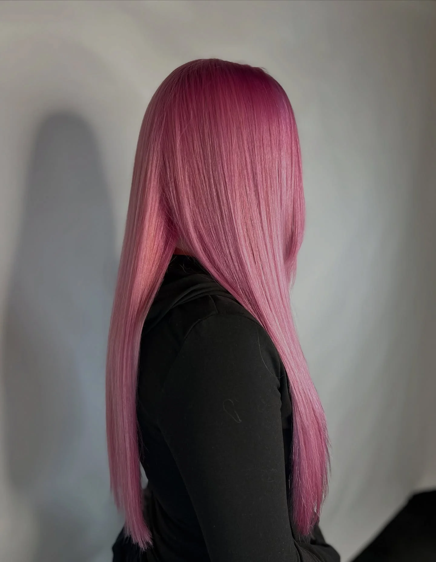 16. Sanfte rosafarbene glatte Längen (rosa Haarfarbe)