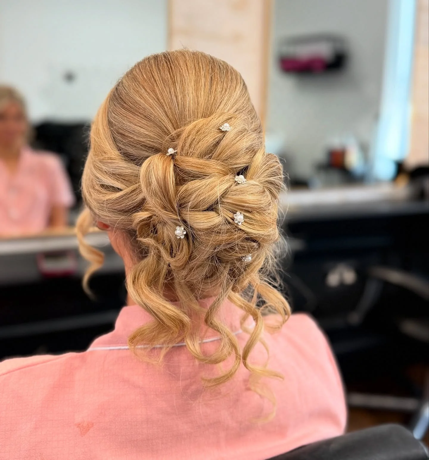 16. Weicher gedrehter Chignon mit goldenen Blondtönen (Ballfrisuren)