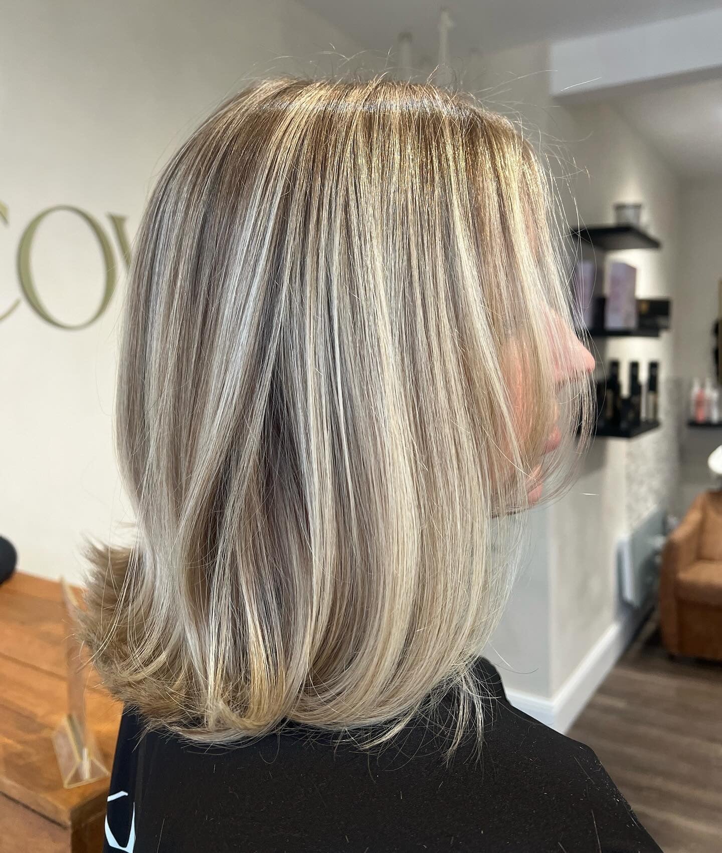 16. Sanft geschichteter neutralblonder Bob (federndes Bob-Haar)