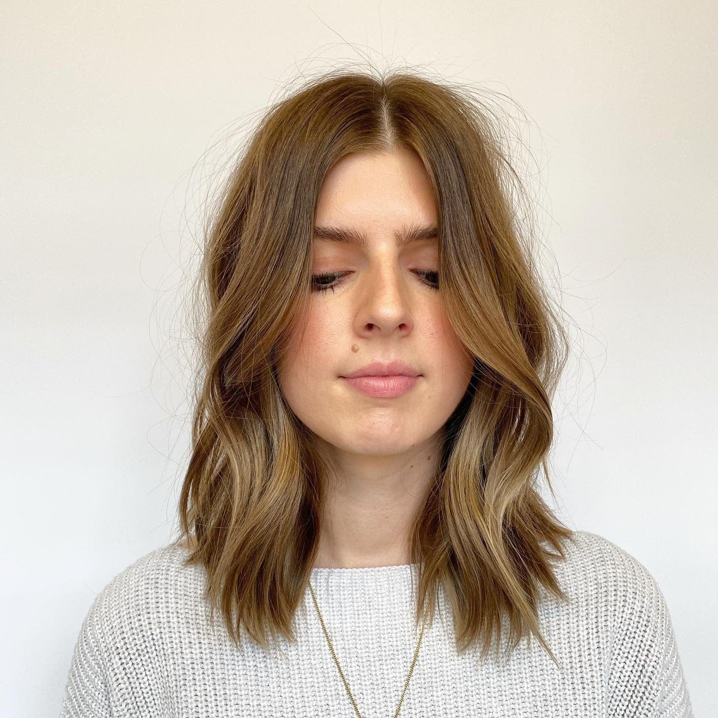 16. Strukturierte Karamellbalayage mit weichen Wellen (schulterlange Haare)