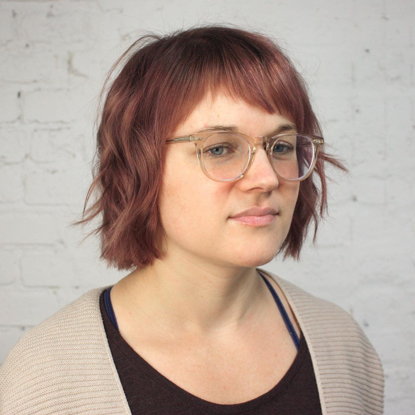 16. Strukturierter Rosenholz Bob mit Seitenverletzung asymmetrischer Fransen (Asymmetrische Pony Frisuren)