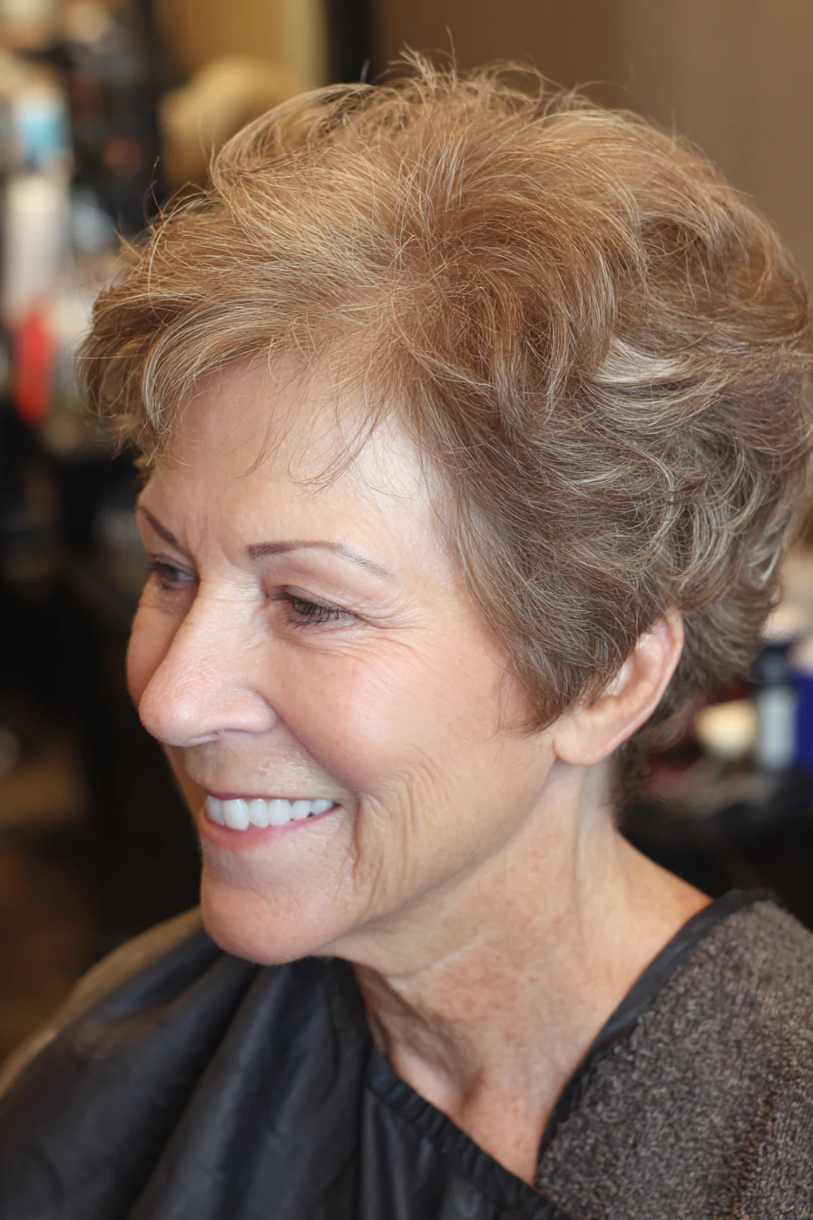 16. Warm Mocha Feathered Cut (Kurzhaarschnitte für ältere Frauen über 60 mit feinem Haar) – Kurzhaarschnitte für ältere Frauen über 60 mit feinem Haar