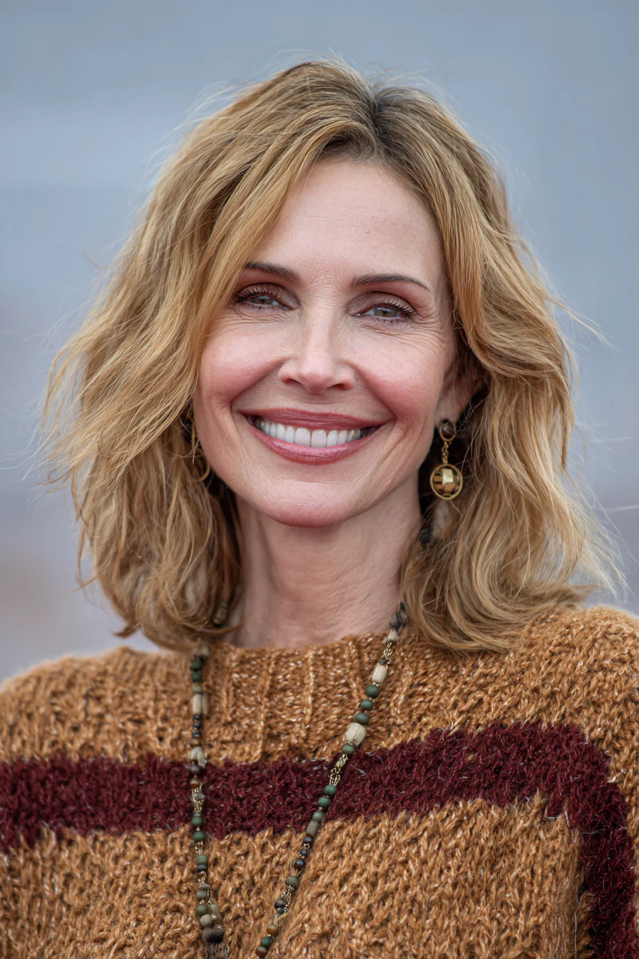 16. Wellenförmiger goldblonder Lob (edle Frisuren für Frauen über 50) – edle Frisuren für Frauen über 50