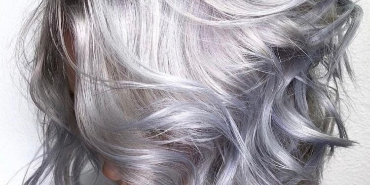 17 auffällige silberne Haarfarbstile zum Versuchen