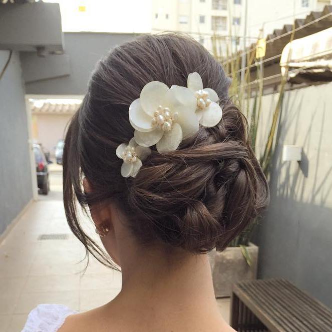 26 Hochzeitshaar Hochsteckfrisuren für elegante Bräute Hochsteckfrisur Brautbrötchen mit Blumen