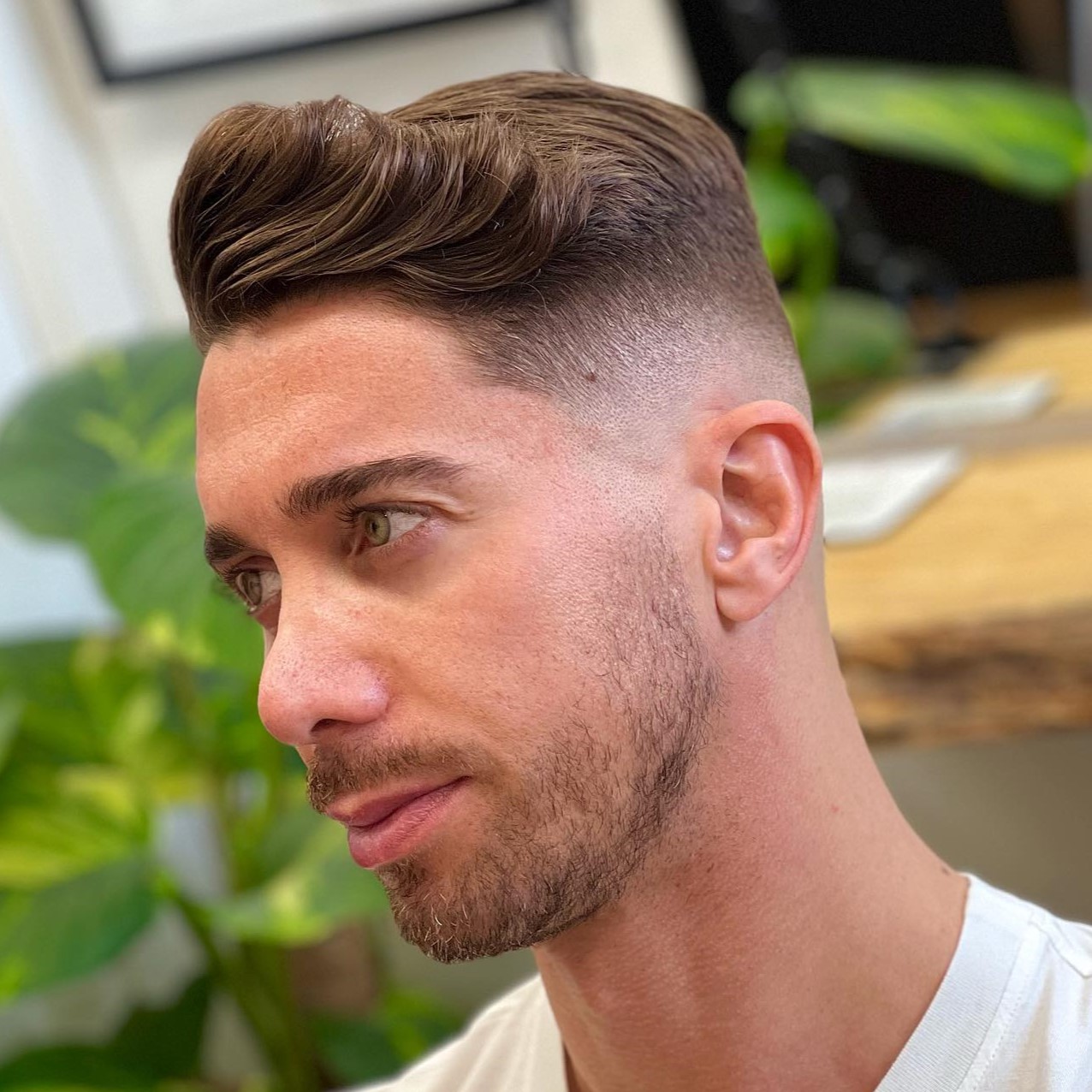 Hoher Fade -Kamm über Quiff