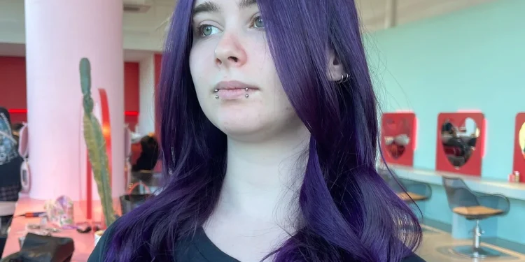 17 lila Haarfarben, die auffallen 2026