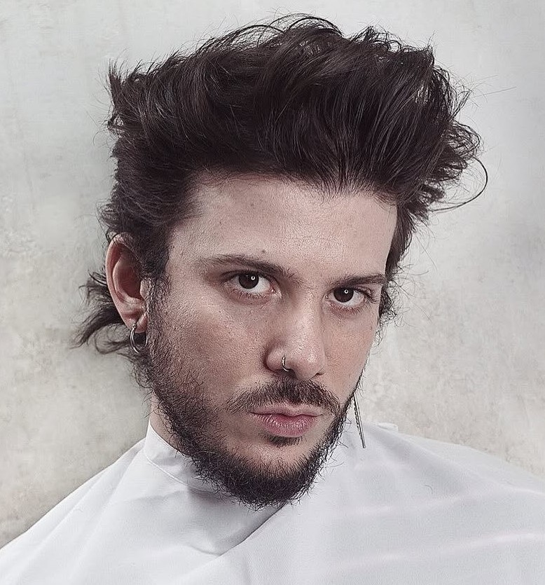 Längliches Gesicht mittelwelliger Verjüngung