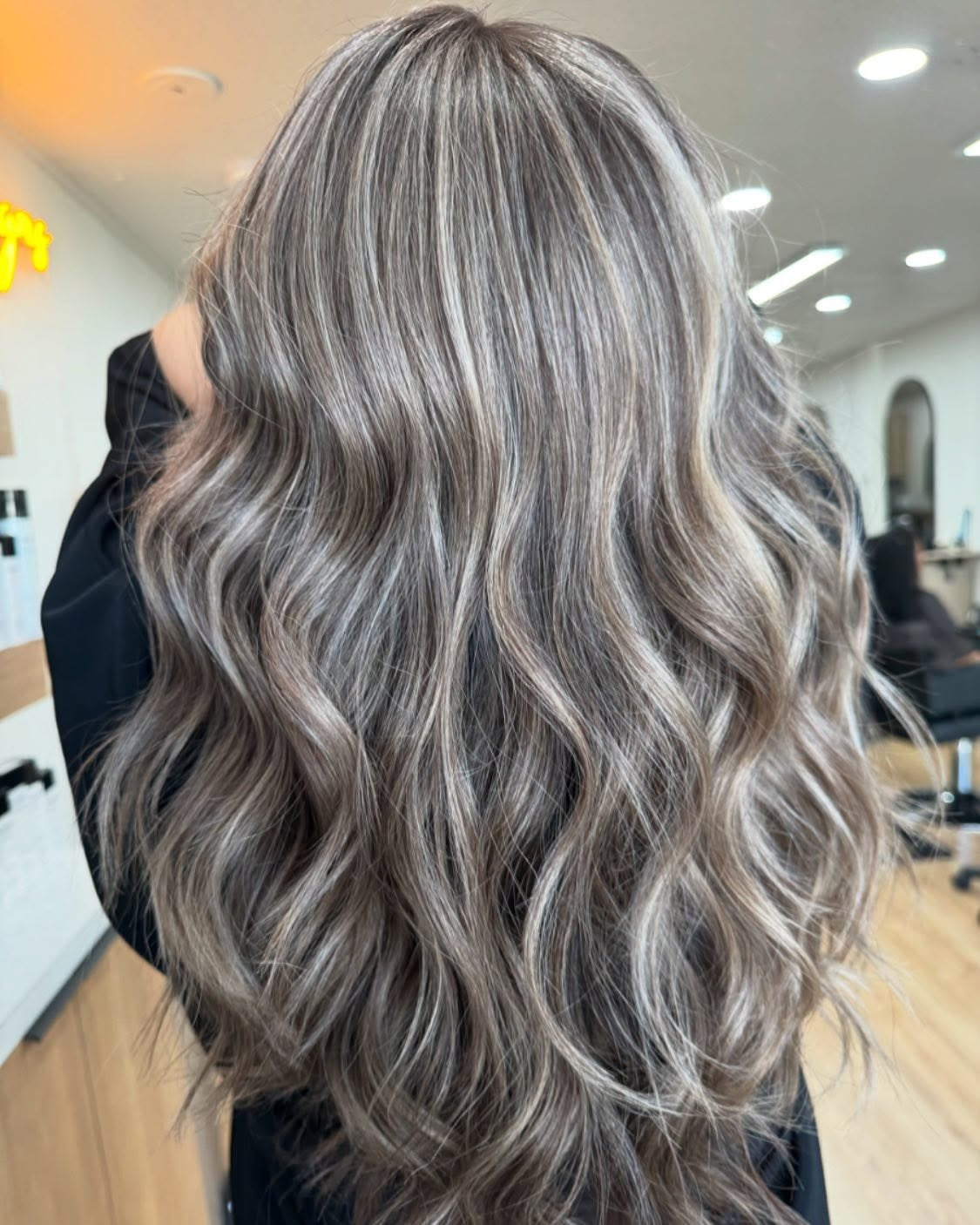 17. Helles Aschenbalayage mit Perlenhighlights (Ascheblonde Balayage)