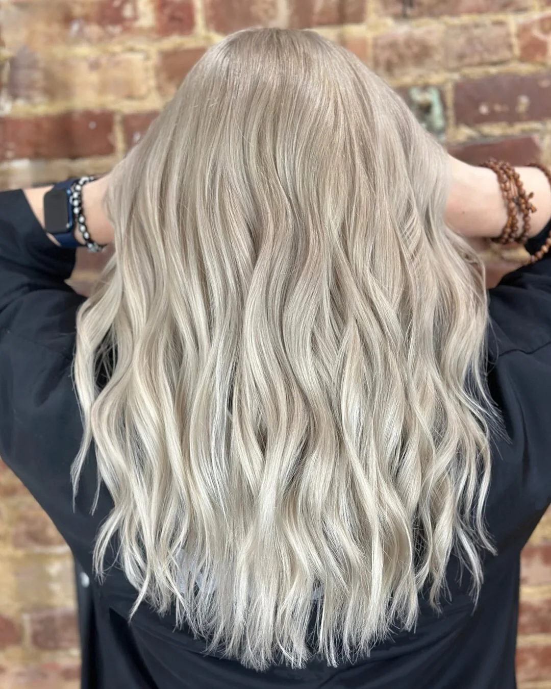 17. Helles Aschblond mit sanftem Ansatz und Strandwellen (Aschblonde Haarfarbe)