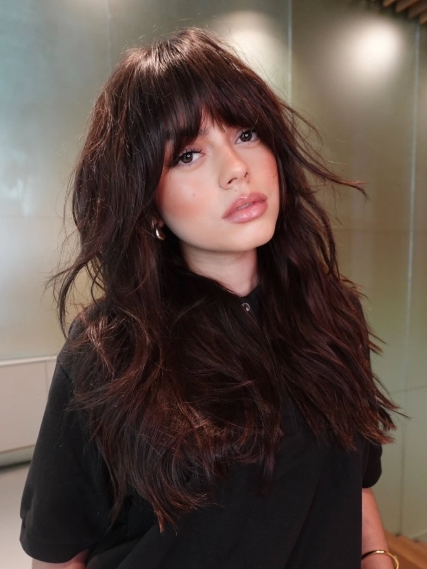 17. Schokoladenshag mit gemischten Fransen und wispigen Enden (lange Shag -Frisuren)