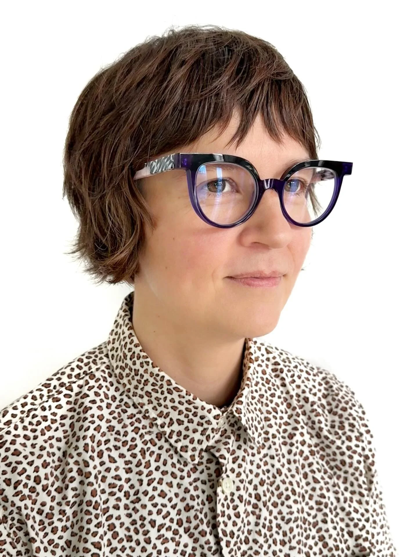 17. Abgehackter brünetter Pixie mit Mikrofransen (zottelige Pixie-Frisuren)