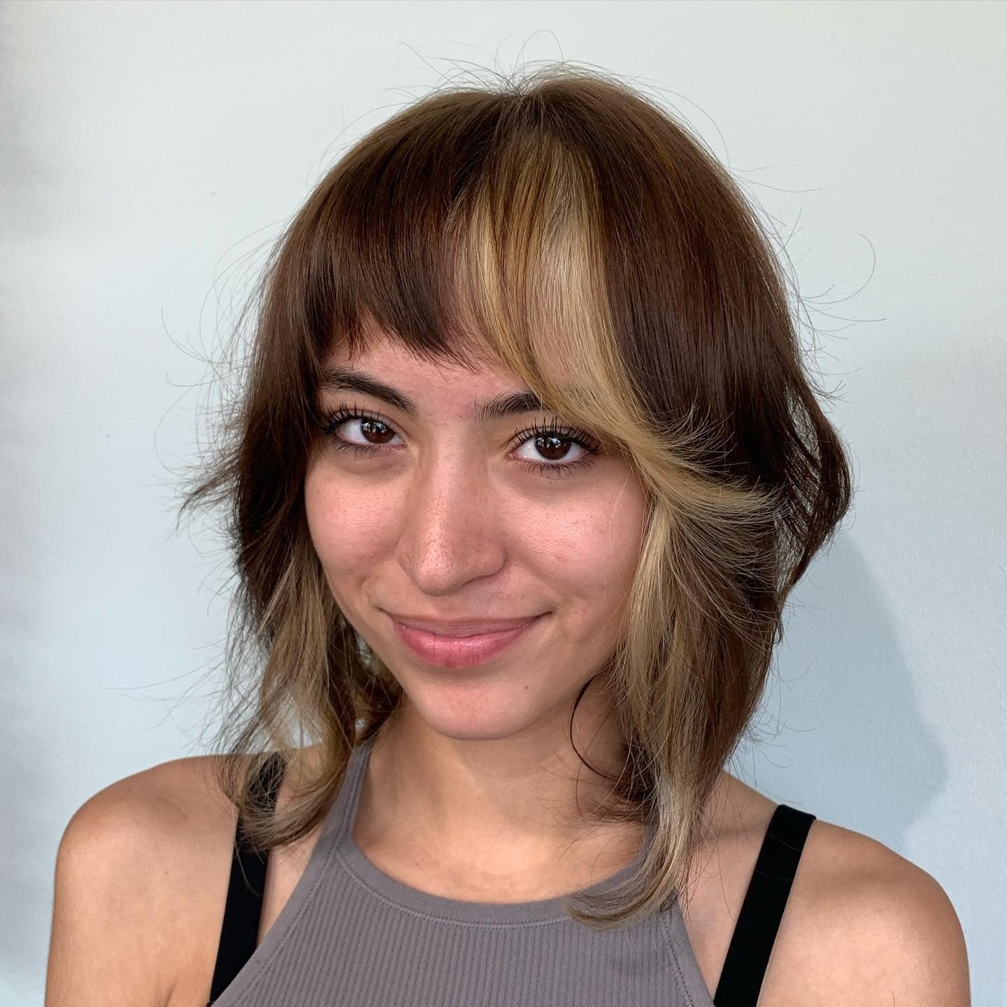 17. Dual-Tönt-Shag mit kontrastierenden Fransen in Kastanien und Blonde (Shaggy Bob Frisuren)