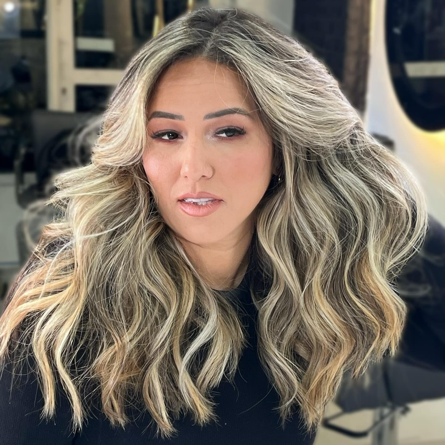 17. Gesichtsfeind hell sandblonde Balayage (sandige blonde Haarfarbe)