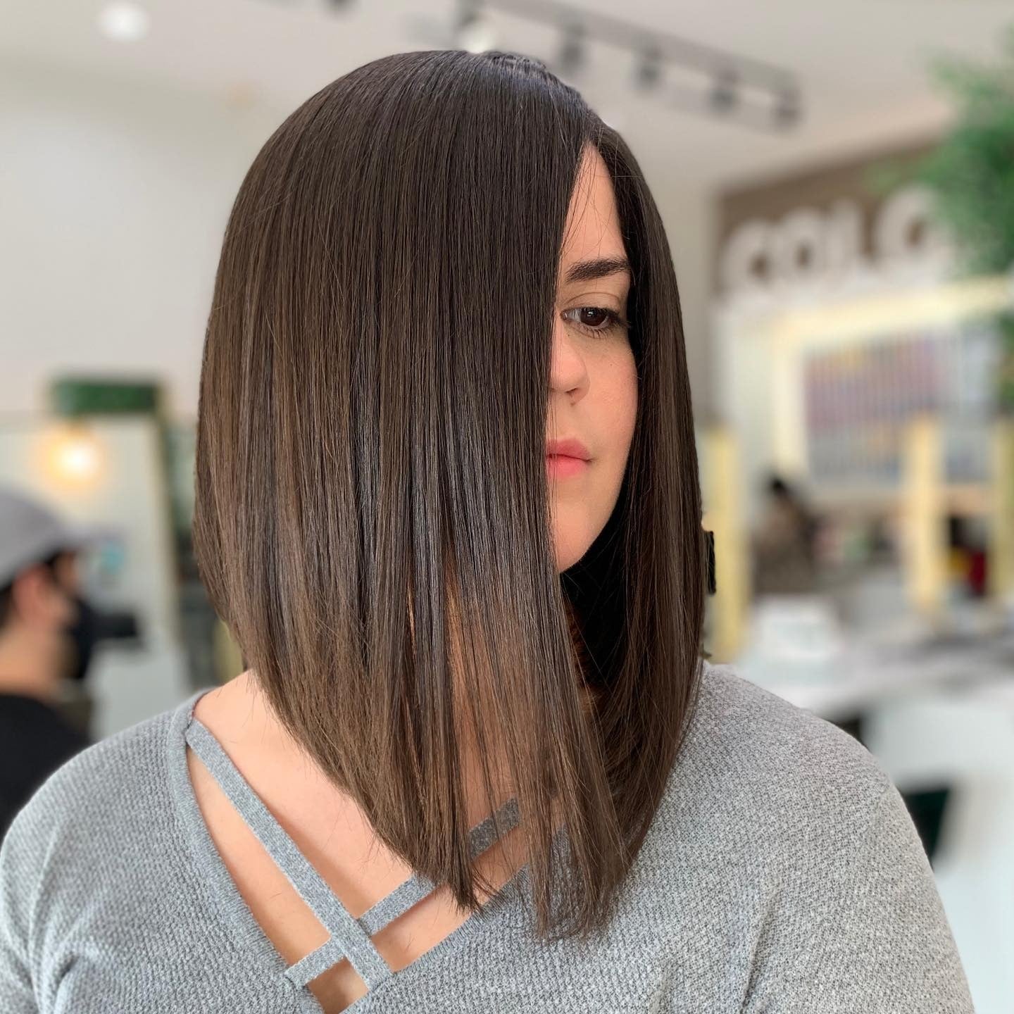 17. Glossy Espresso -abgleerer Bob mit tiefem Teil (asymmetrische Frisuren)
