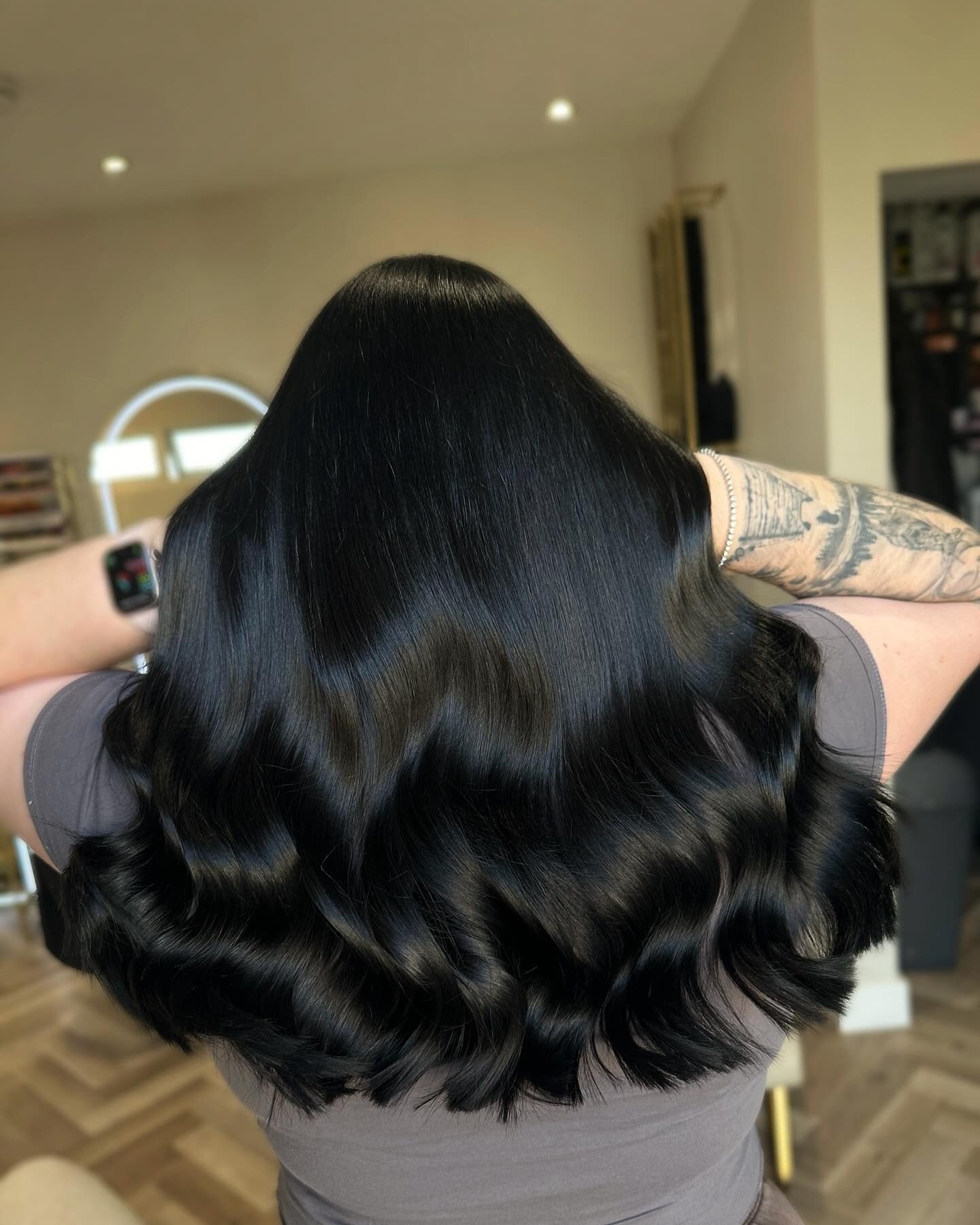 17. Glänzende weiche schwarze Hollywood -Wellen (weiche schwarze Haarfarbe)