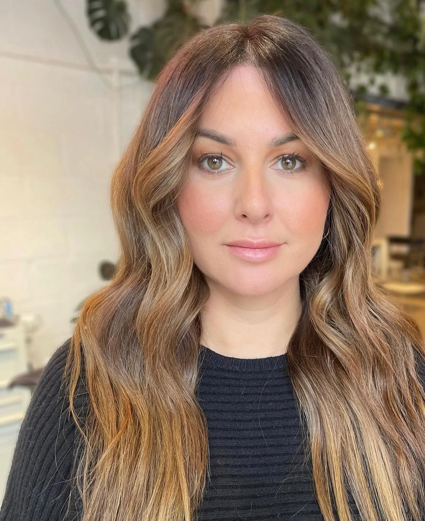 17. Honig-Karamell-Mischung mit dezentem Wellenmuster (Honig-Haarfarbe)