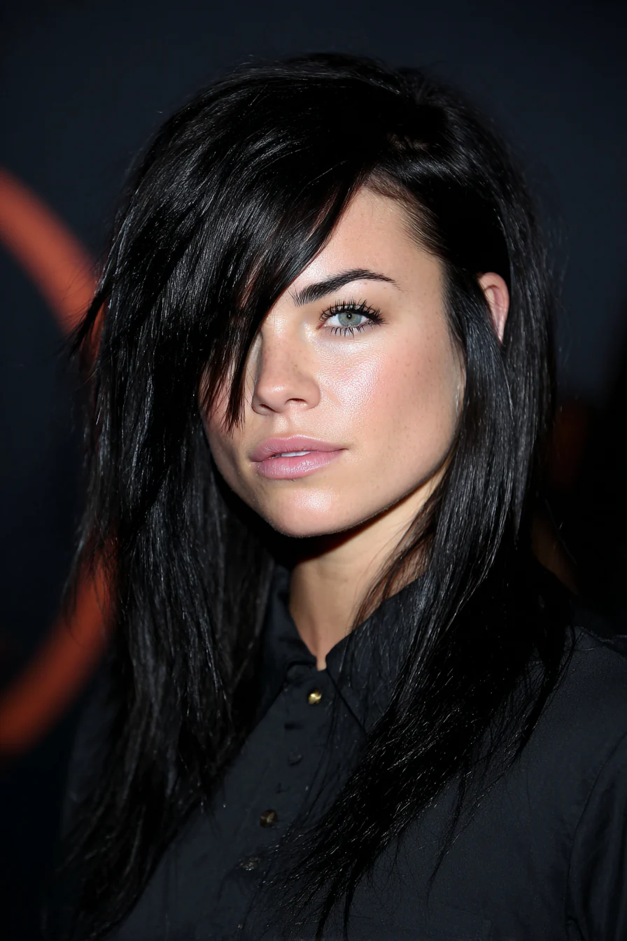 17. Tiefschwarze lange Undercut-Schichten (gerade Grunge-Frisuren) – Gerade Grunge-Frisuren