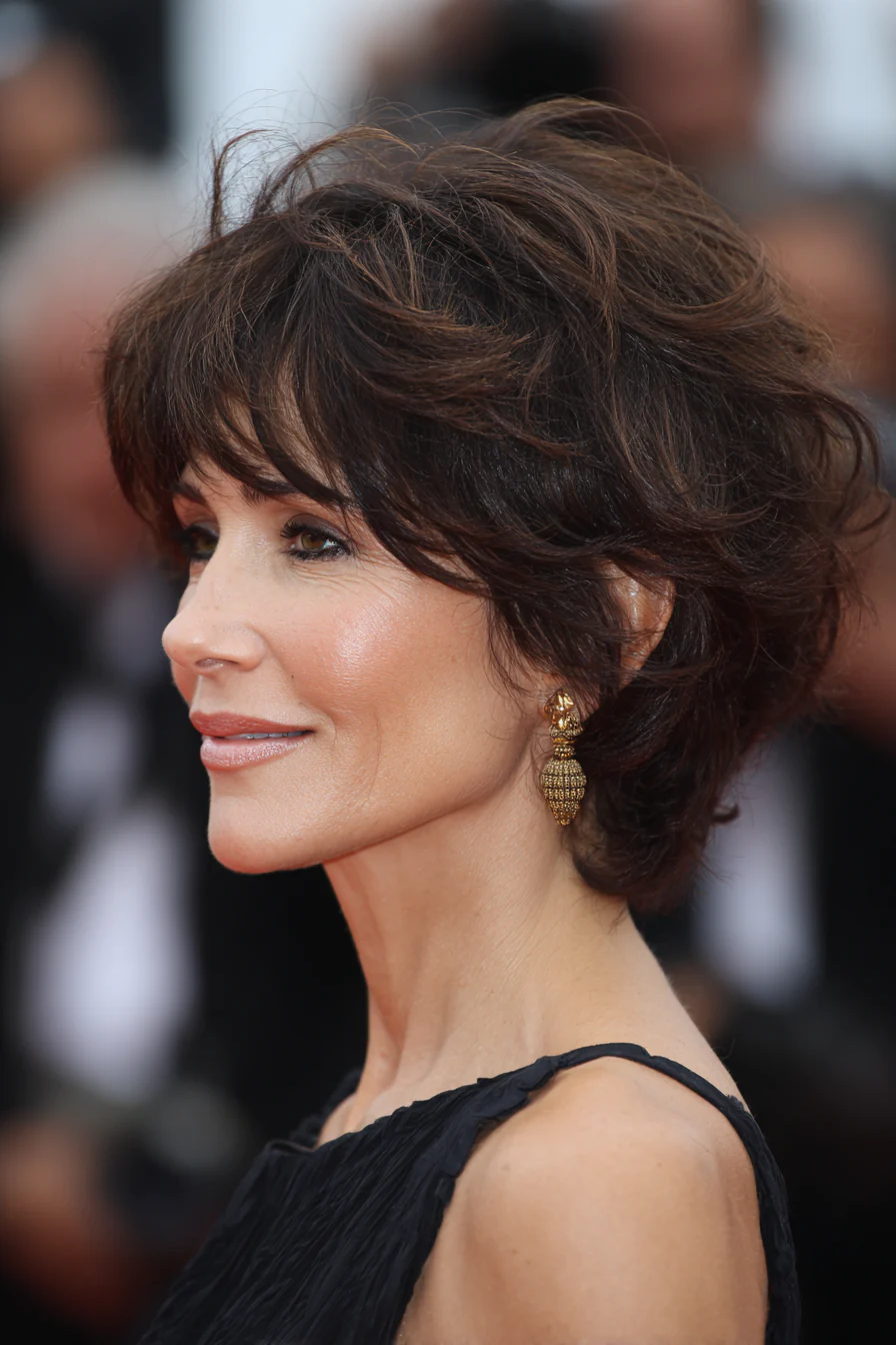 17. Piecey Shag Crop mit natürlichem Brunette-Basis (Kurze unordentliche Frisuren für Frauen über 50) – Kurze unordentliche Frisuren für Frauen über 50