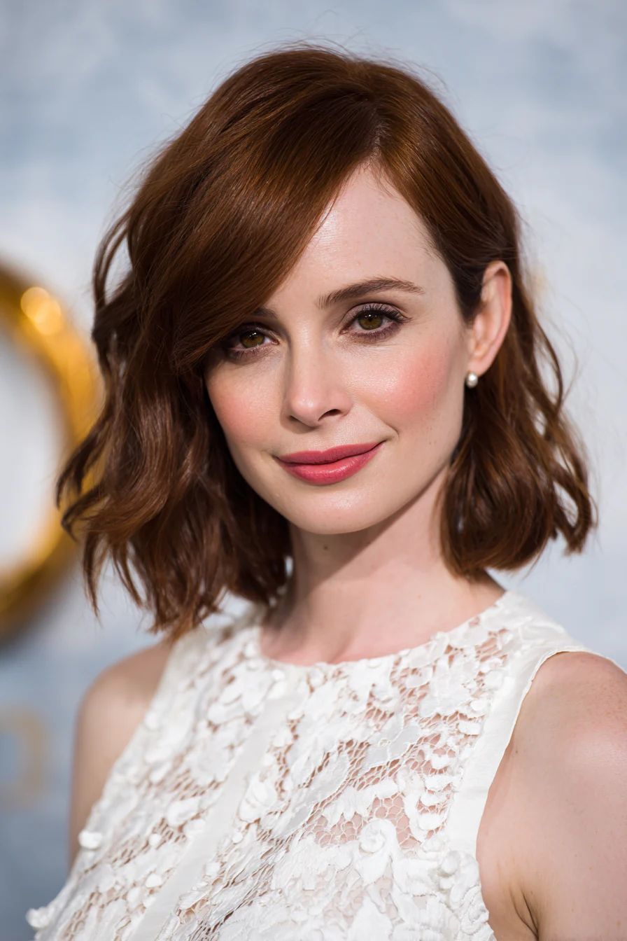 17. Seitlich geteilter Lob in dunklem Auburn (Hochzeitsfrisuren) – Hochzeitsfrisuren