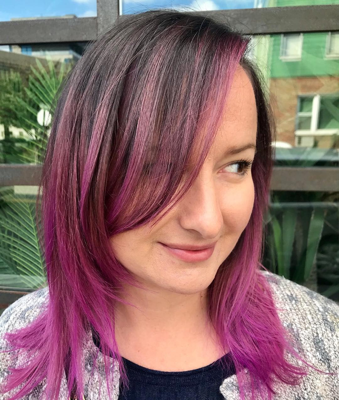 17. Weiche Magentaschichten mit Wurzelschatten (Magenta Haarfarbe)