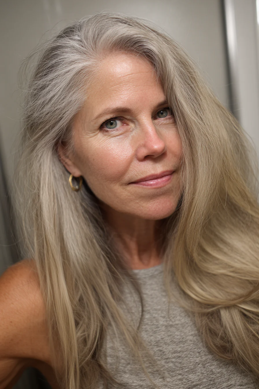 17. Konische Enden mit Butterblond (lange Frisuren für Frauen über 60) – Lange Frisuren für Frauen über 60