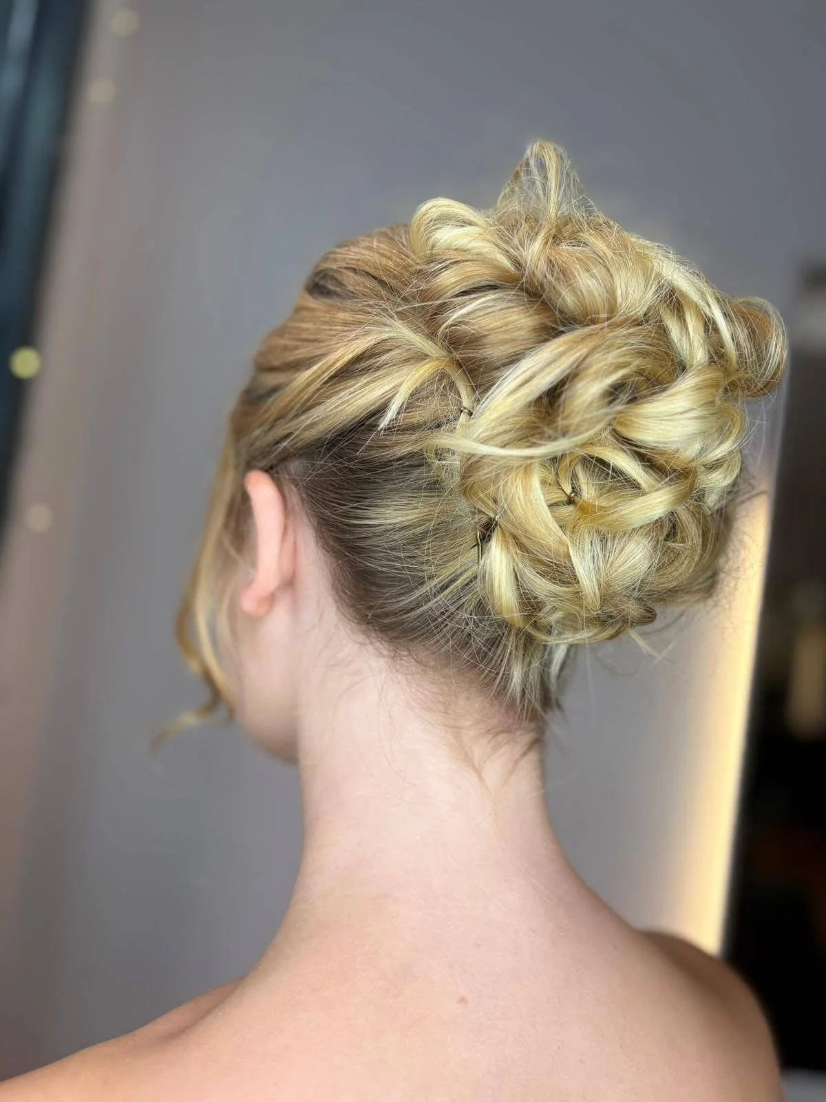 17. Strukturierter geflochtener Dutt mit mehrfarbigem Blond (Ballfrisuren)