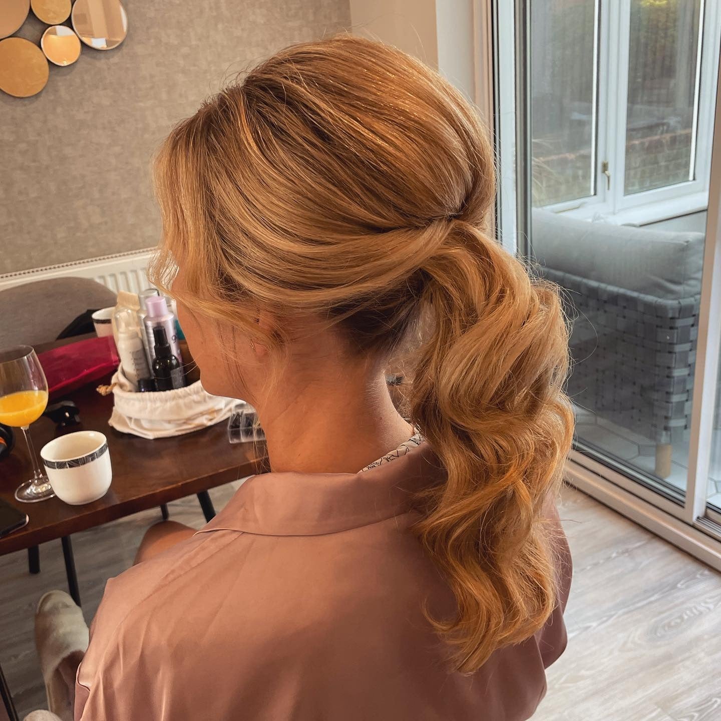 17. Voluminous Curled Pferdeschwanz in Honigblond (Brautjungfernfrisuren)