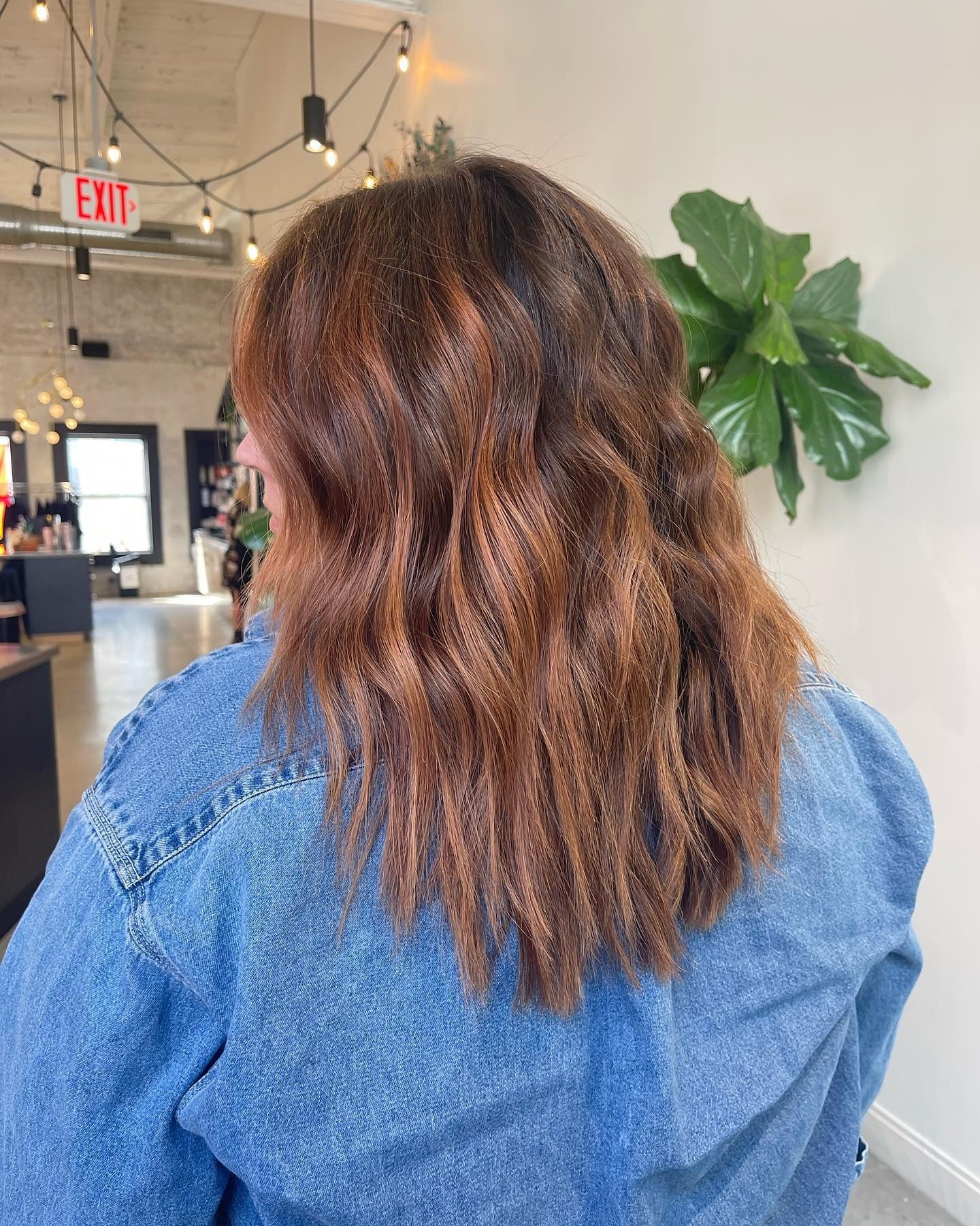 17. Warme Zimtmischung auf Wellen mit mittlerer Länge (Zimthaarfarbe)